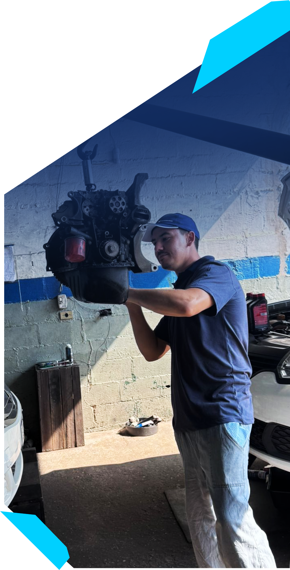 Mecânico da ServCar trabalhando em motor